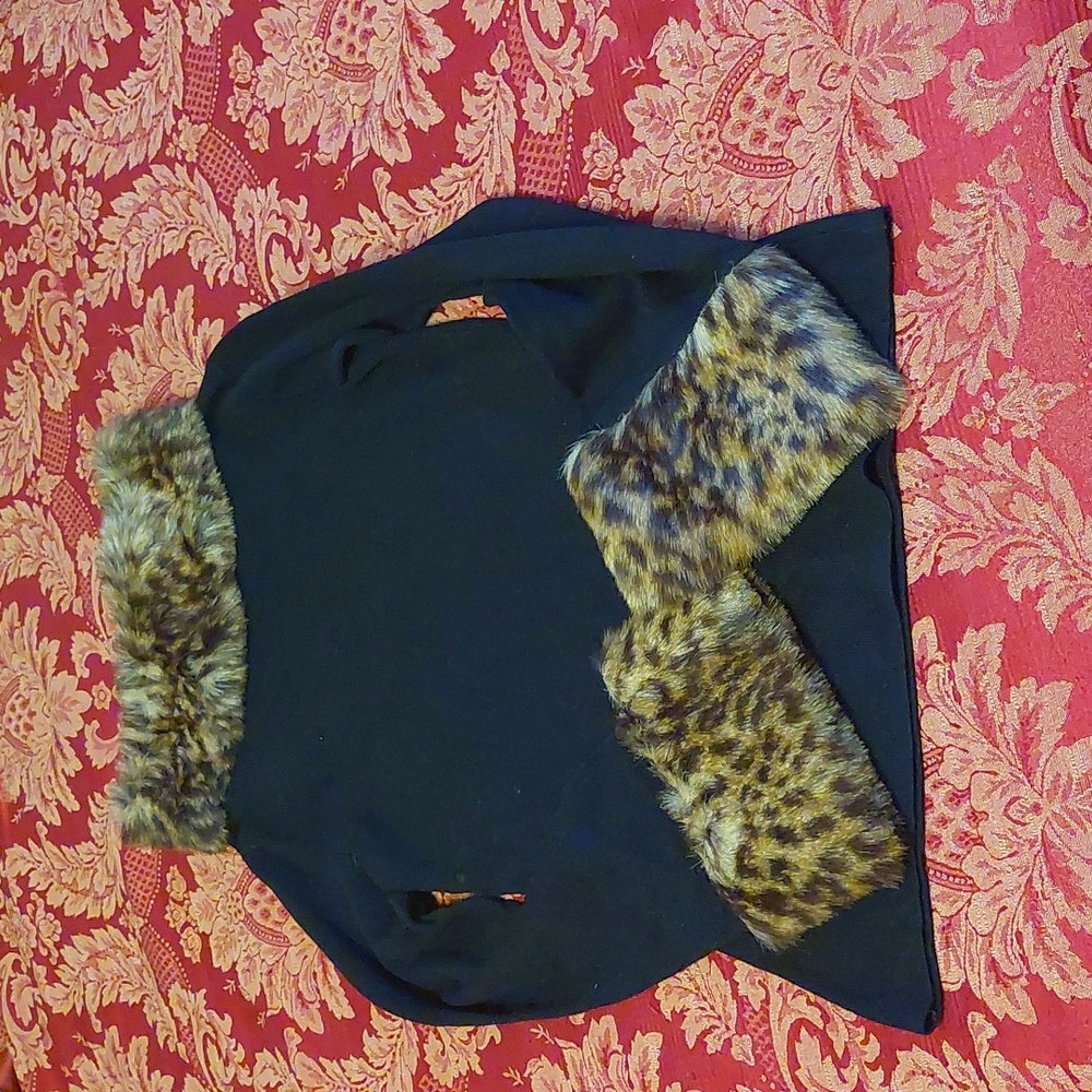 BEAUTIFUL INTERNATIONAL CONCEPTS BLACK SWEATER WITH FAUX FUR LEOPARD TRIM